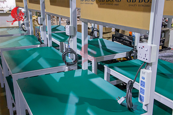 Mặt bàn phẳng dễ dàng thao tác trên bề mặt 